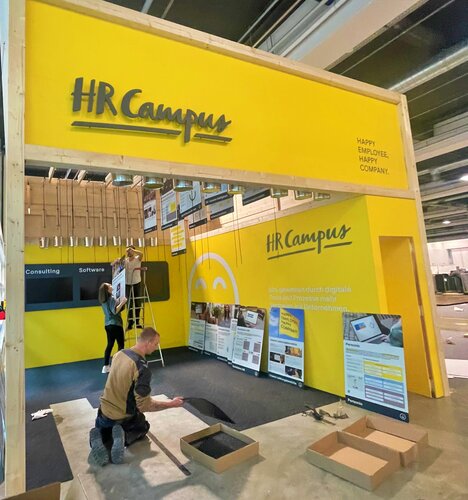 Modulbau von Marbora Temporärer Elementbau an der Messe. Wir lieben Holzproduktionen. Das macht ein Messestand erst zu einem sehr wertigen und nachhaliten Erlebnis. Veranstaltungen mit massiven Bauten werden so zum Eindrücklichen Erlebnis und bleiben den Besuchern in bester Erinnerung. Unsere grosse Efrahrung in Kulissen und Schreinerständen, wie auch Museumsausbau macht und zum Profi unter den Produzenten. 