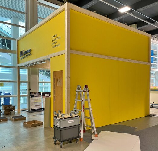 Umsetzung im Hallenstadion Zürich Örlikon Ein Markenerlebnis ist dieser Holzstand. Die CNC gefrästen Logos sind angeleuchtet. Wir verlegen auch den Messetappich. 